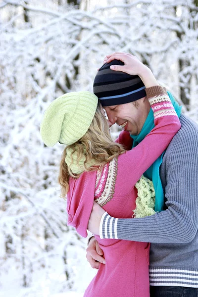 Casal no parque no inverno — Fotografia de Stock