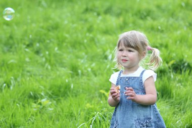 sabun köpüğü ile küçük kız