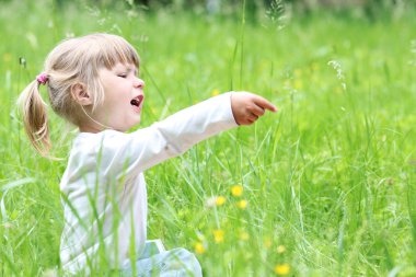 doğa üzerinde küçük kız