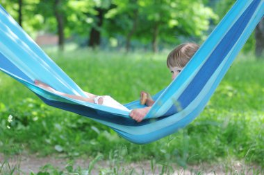 küçük kız bir hamak