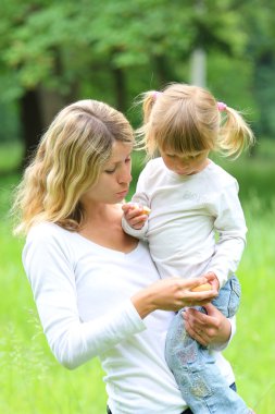 Anne ve küçük kızı niteliğine
