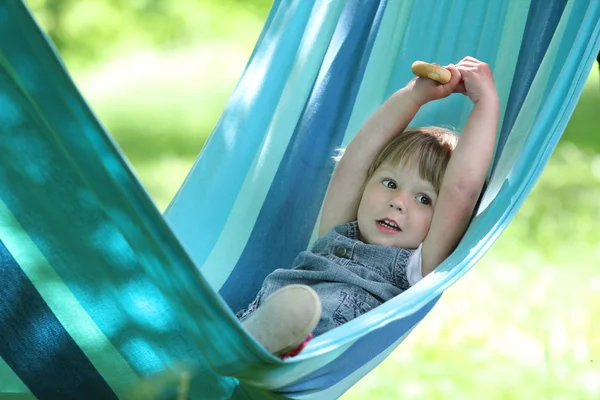 Bambina su un'amaca — Foto Stock