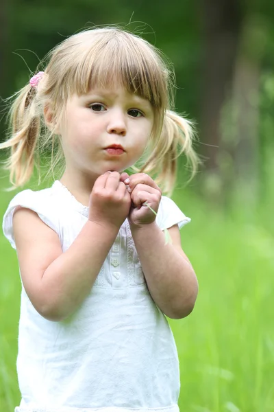 Liten flicka på naturen — Stockfoto