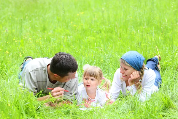 Junge Familie über die Natur — Stockfoto