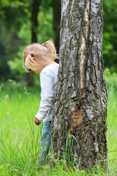 Gadis kecil di alam — Stok Foto
