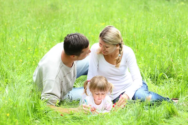 Jeune famille sur la nature — Photo