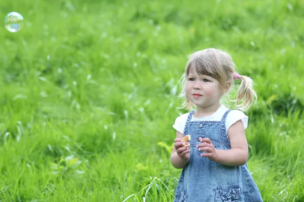 Liten flicka med såpbubblor — Stockfoto