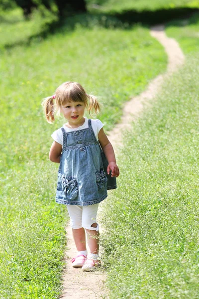 Doğa güzel küçük kız — Stok fotoğraf