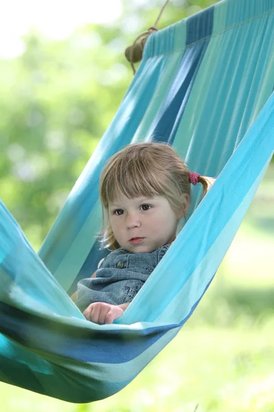 Liten flicka i en hängmatta — Stockfoto