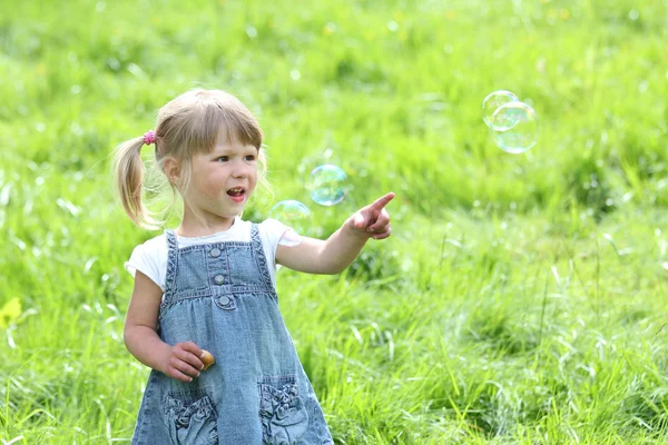 Liten flicka med såpbubblor — Stockfoto