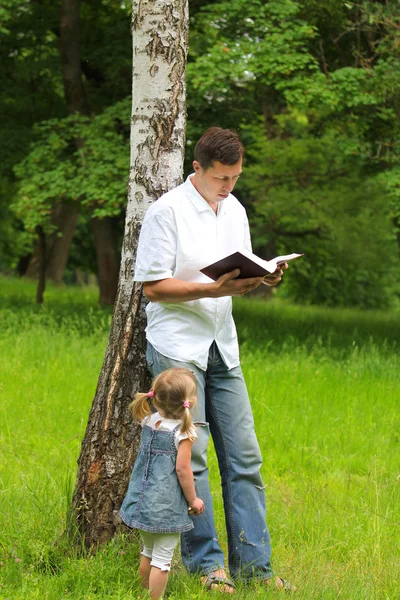聖書を読むの赤ん坊の娘を持つ父親 — ストック写真