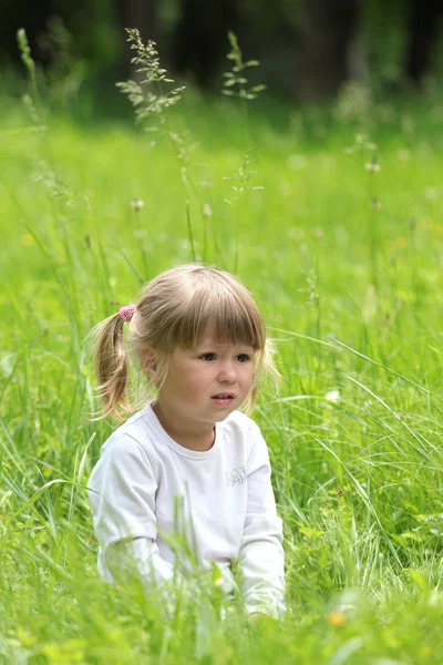 Petite fille sur la nature — Photo