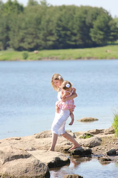 Mamma och hennes lilla dotter på sjön — Stockfoto