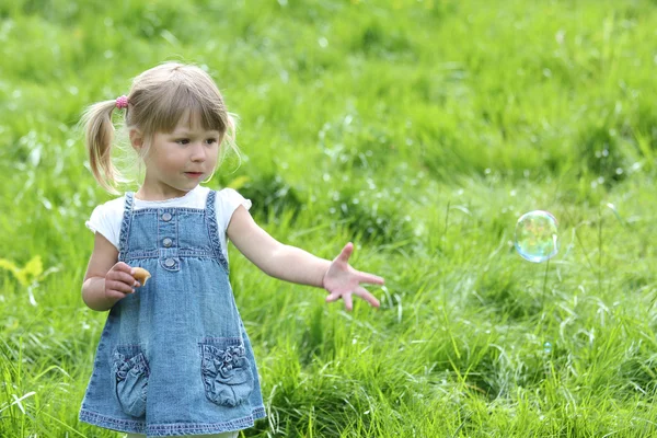 Liten flicka med såpbubblor — Stockfoto