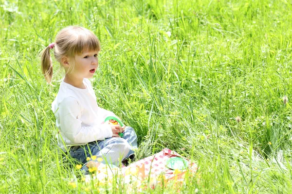 Little girl on nature — Stock Photo, Image