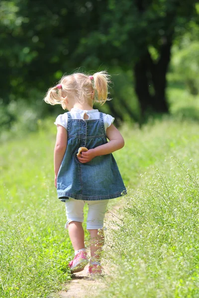 Bella bambina sulla natura , — Foto Stock