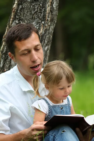 Pai com bebê filha lendo a Bíblia — Fotografia de Stock