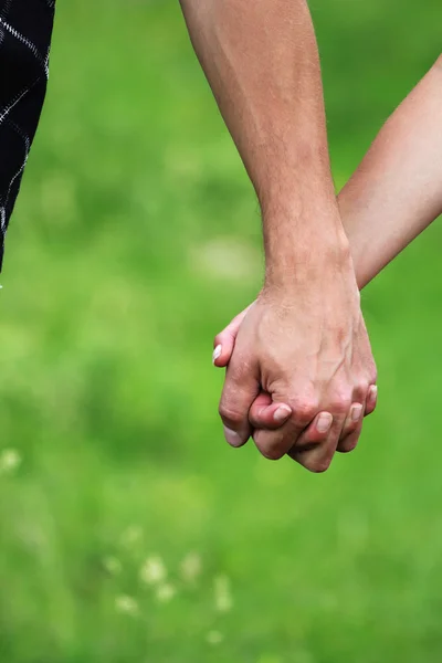 Две руки влюбленных — стоковое фото