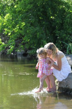 genç anne ve küçük kızı