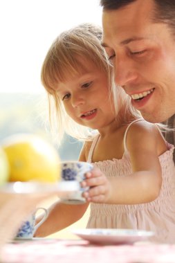 Baba ile kızı bir piknik