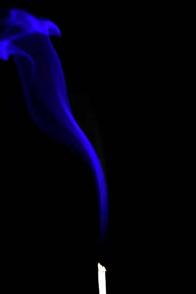 Palo de incienso con rastro de humo sobre fondo oscuro —  Fotos de Stock