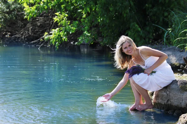 Chica chorreando agua en el lago —  Fotos de Stock