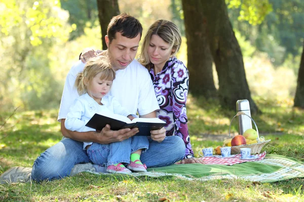 Familia citește Biblia în natură — Fotografie, imagine de stoc