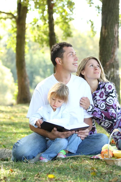 Famiglia leggere la Bibbia in natura — Foto Stock
