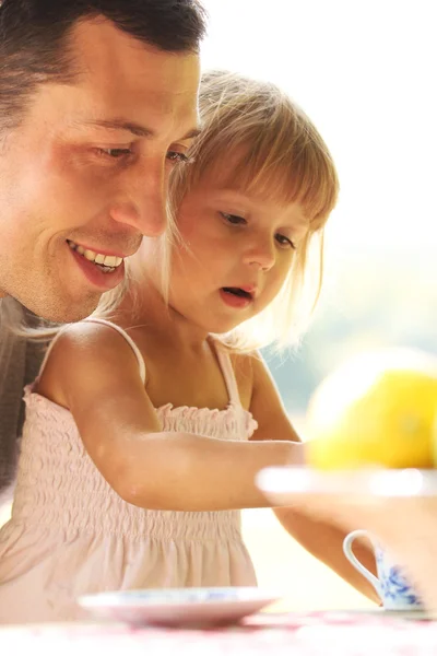 Отец с маленькой дочерью на пикнике — стоковое фото
