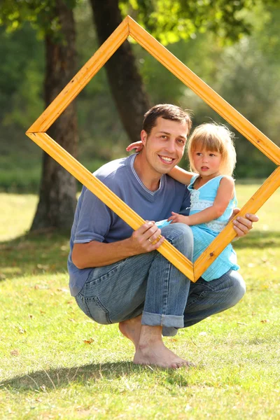 Padre con hija bebé en un marco — Foto de Stock