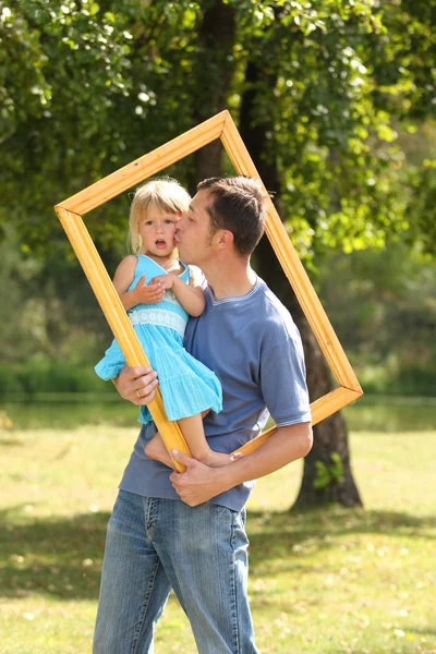 Pai com sua filha na moldura — Fotografia de Stock