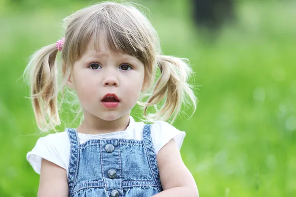 Bella bambina sulla natura — Foto Stock