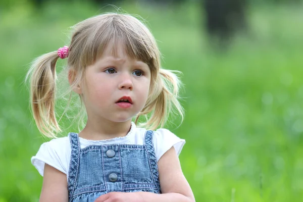 Vacker liten flicka på naturen — Stockfoto