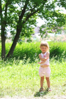 sabun köpüğü ile küçük kız