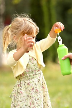 sabun köpüğü ile küçük kız