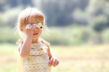 dürbün ile doğa güzel genç kız