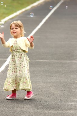 sabun köpüğü ile küçük kız
