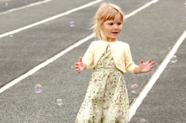 sabun köpüğü ile küçük kız