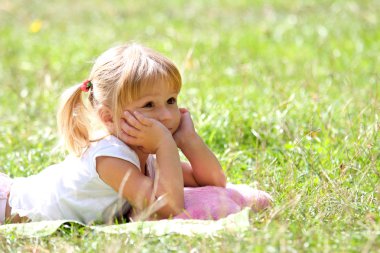 doğanın güzel küçük bir kız,