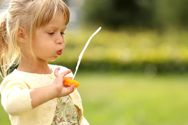 Liten flicka med såpbubblor — Stockfoto