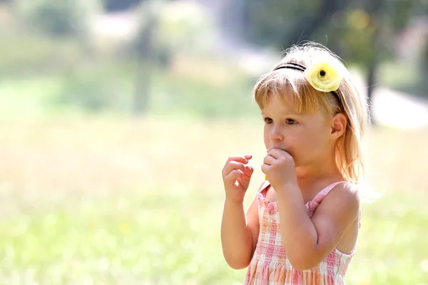 Красива маленька дівчинка в природі з повітряними кулями — стокове фото