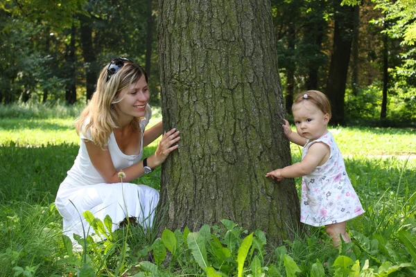 Mama och hennes lilla dotter på naturen — Stockfoto