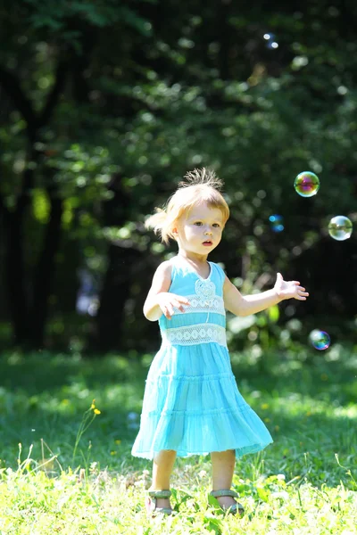 Holčička s mýdlové bubliny — Stock fotografie