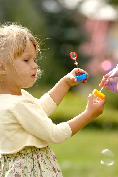 Gadis kecil dengan gelembung sabun — Stok Foto