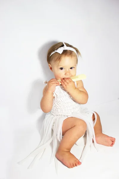 L niña en el estudio sobre un fondo gris — Foto de Stock