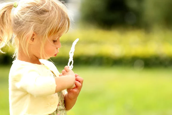 Liten flicka med såpbubblor — Stockfoto