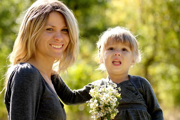 Mamma med barn på gräs — Stockfoto