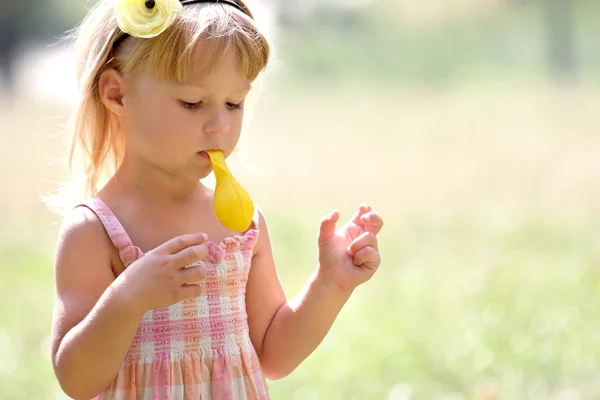 Bella ragazza sulla natura con la palla — Foto Stock