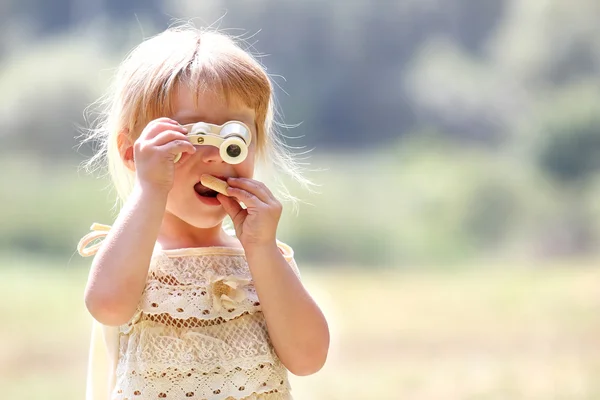 Krásná mladá dívka na přírodu s dalekohledem — Stock fotografie