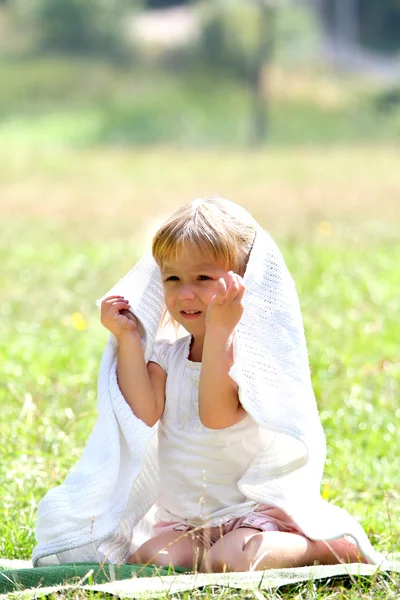 Bella bambina in natura , — Foto Stock